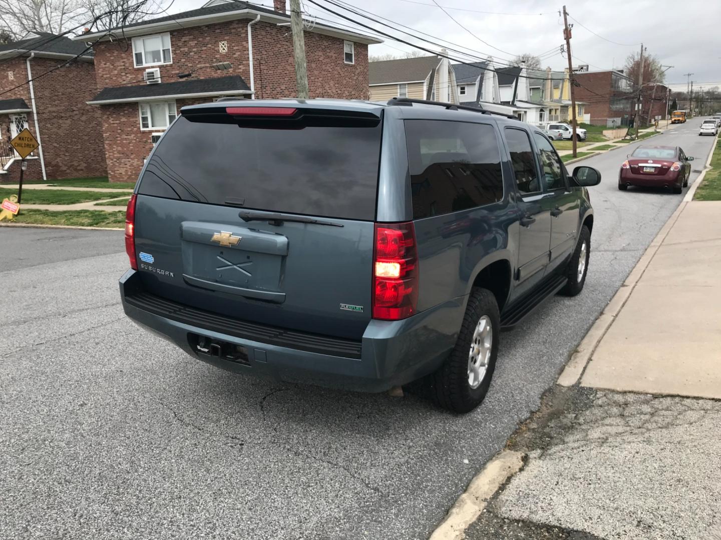 2010 Blue /Gray Chevrolet Suburban LS (1GNUKHE33AR) with an 5.3 V8 engine, Automatic transmission, located at 577 Chester Pike, Prospect Park, PA, 19076, (610) 237-1015, 39.886154, -75.302338 - Photo#4